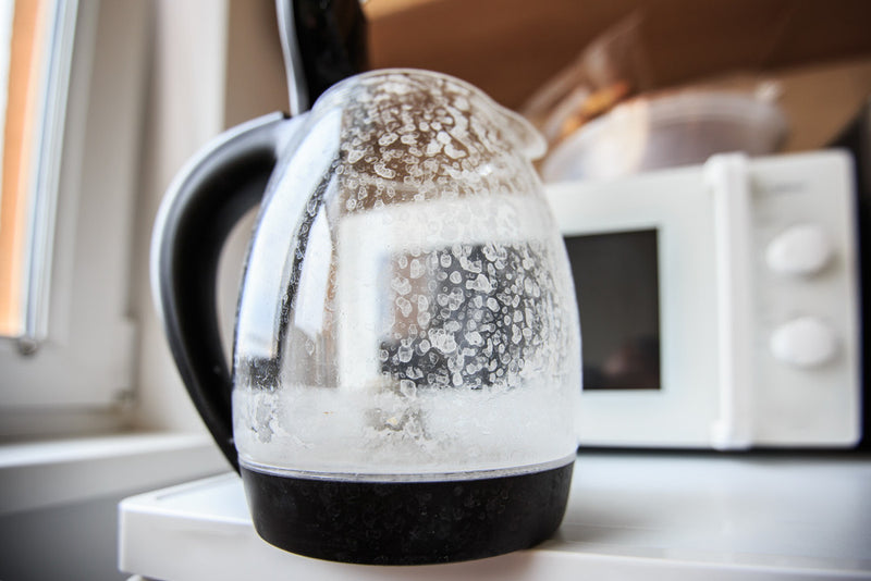 Un hervidor de cristal con cal